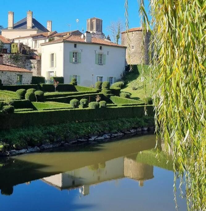 Le Pavillon Bleu Vouvant - Gite Maison ภายนอก รูปภาพ