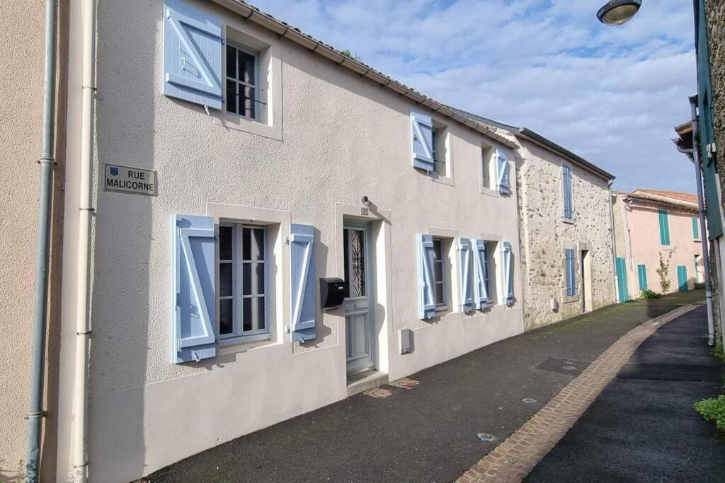 Le Pavillon Bleu Vouvant - Gite Maison ภายนอก รูปภาพ